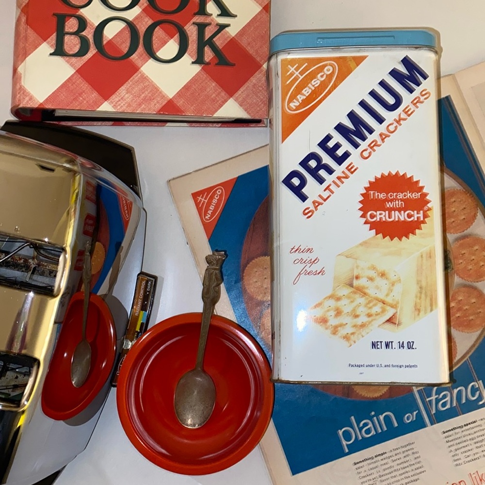 RARE Vintage Collectible 1969 NABISCO Premium Saltine Crackers Storage Tin